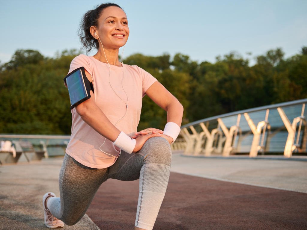 Woman exercising outdoors during optimal timing for enhanced sleep quality, demonstrating lifestyle-based fitness solutions