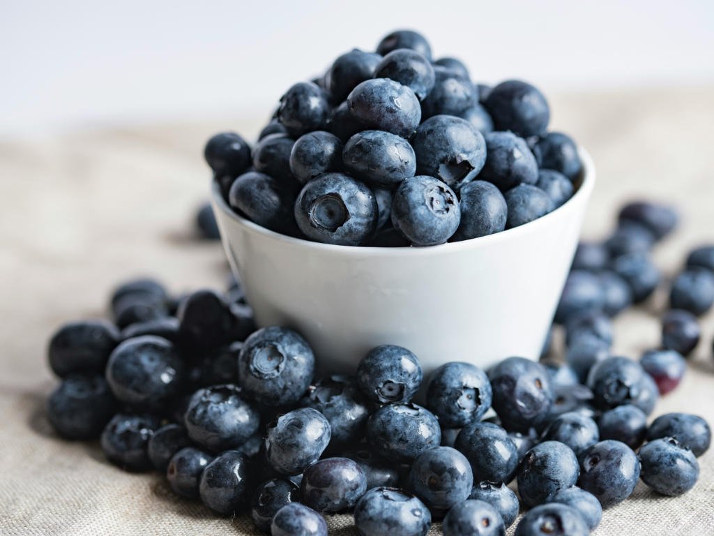 Fresh blueberries in white bowl - foods for mental clarity that provide sustained afternoon energy