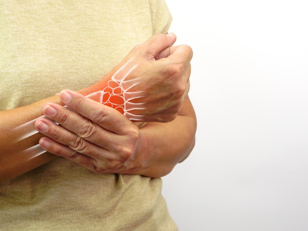 Hand with red inflammation highlight showing how prebiotic supplements help reduce inflammatory responses for better weight management