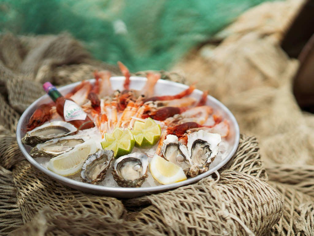 Fresh seafood platter featuring oysters, prawns and crab - top foods that boost weight loss naturally with high protein content