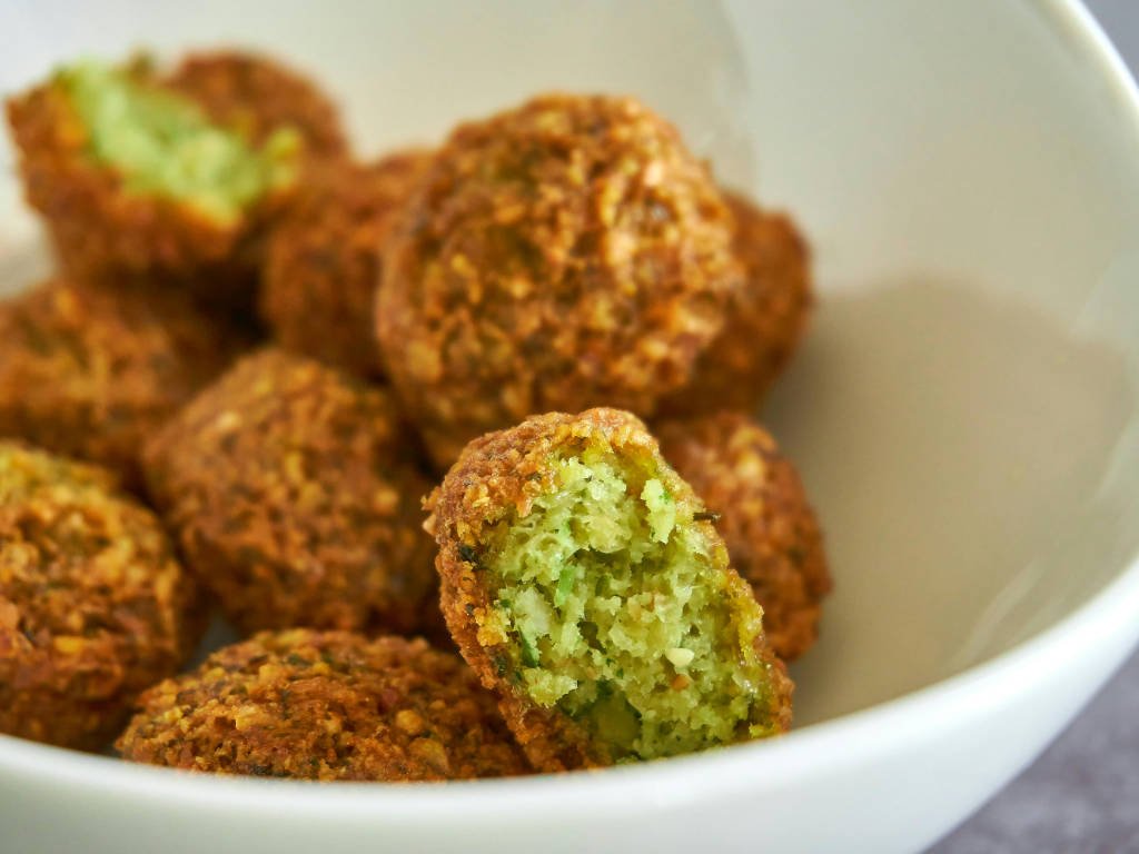 Crispy lentil and vegetable patties with green interior - high-protein plant-based protein snacks ideal for energy and muscle recovery nutrition