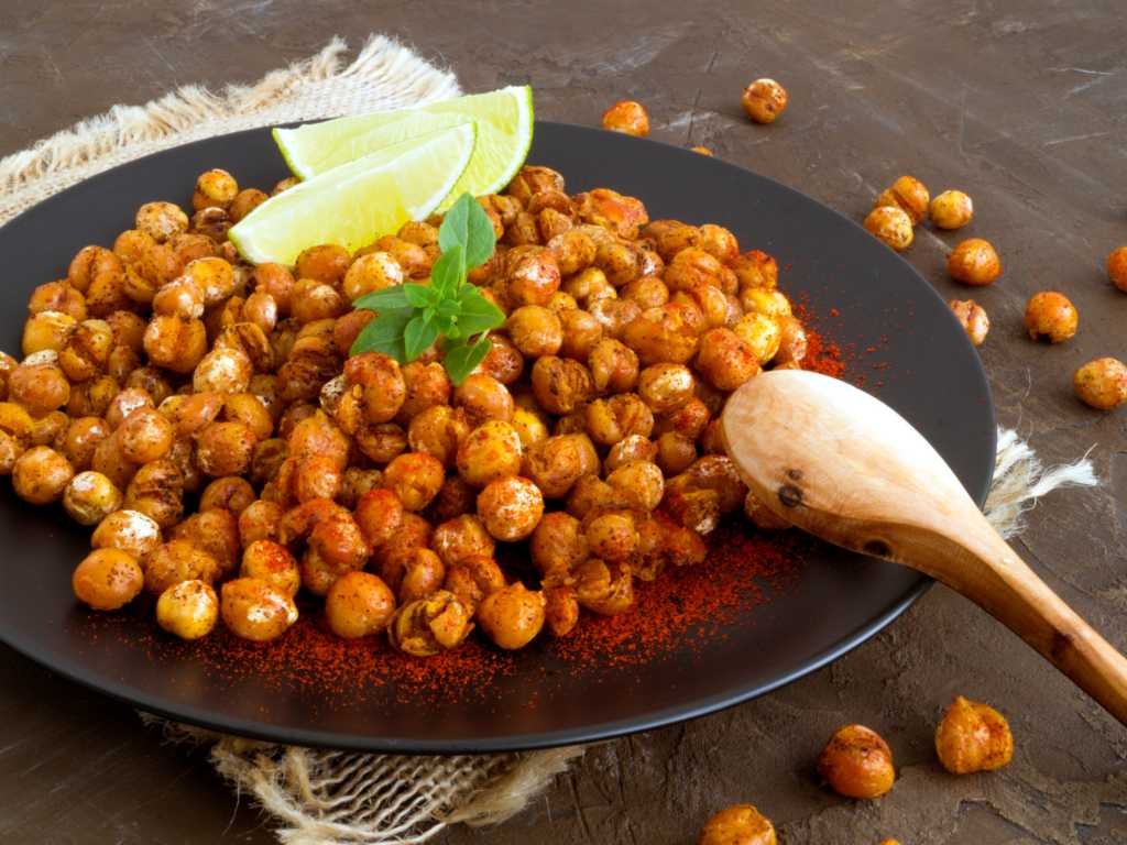Low-carb vegetarian protein snacks - spiced roasted chickpeas with lime and herbs