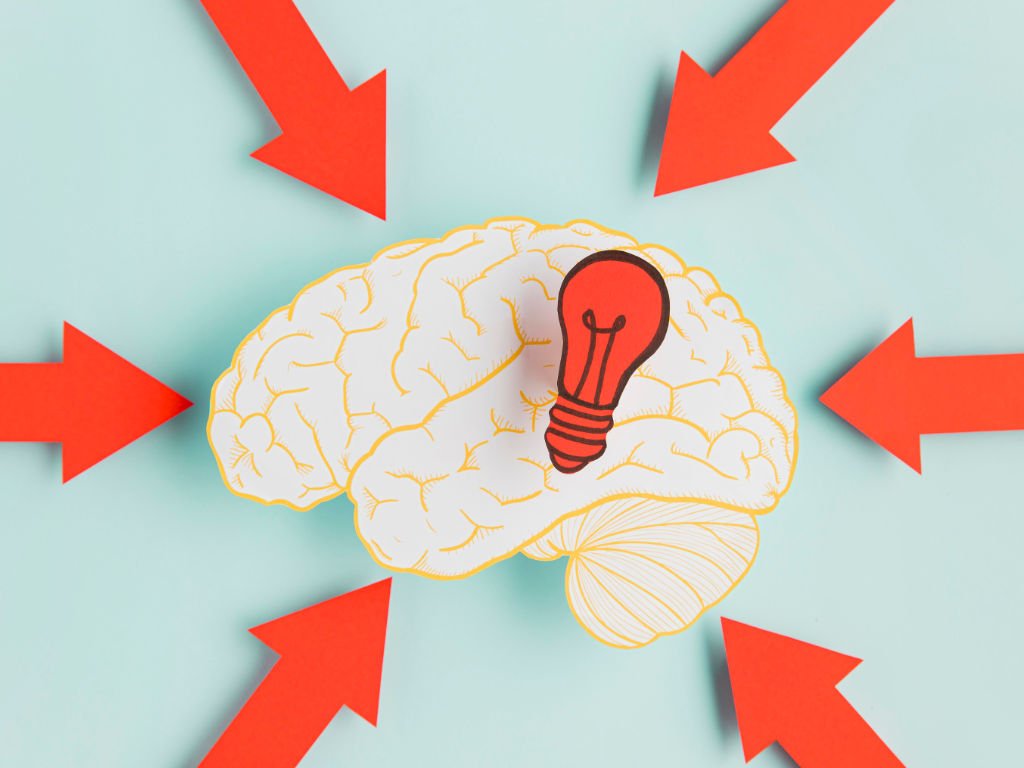 Brain illustration with lightbulb and arrows showing how vitamin B enhances cognitive function and mental clarity